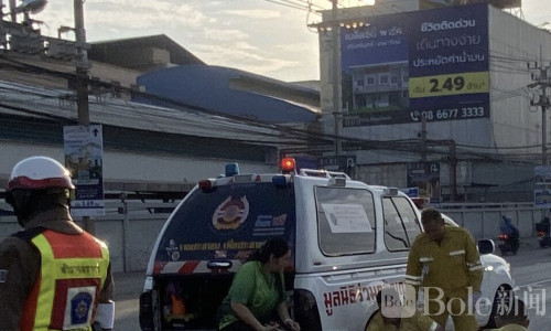 泰国斑马线再酿惨剧，面包车撞飞两名女工一死一伤