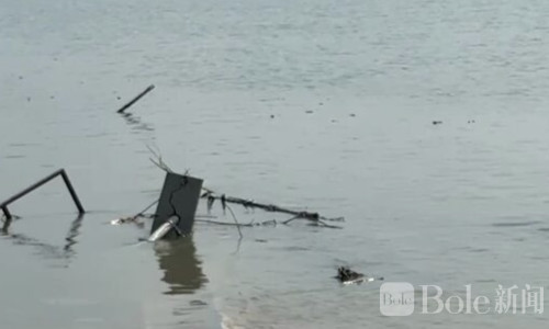 泰国北柳府河堤突发坍塌！房屋坠河画面震撼曝光