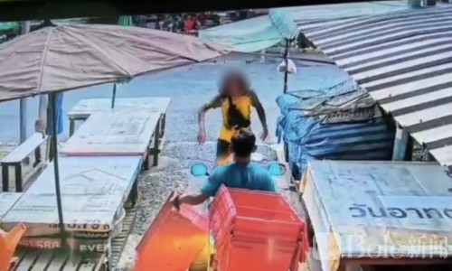 监控曝光！泰国女子酒后市场连打路人现场一片混乱