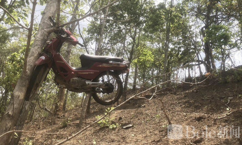 泰国湄宏顺山路失控惨案，男子骑摩托坠崖当场身亡