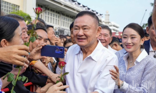 刚出狱就现身！他信携家人赴医院，现场高度戒备