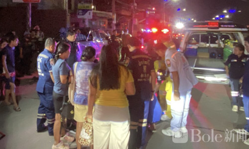 泰国16岁少年骑车遭持刀追砍，失控撞车身亡