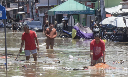 暴雨围城！达沃市洪水漫堤致358户流离，全城停工停课