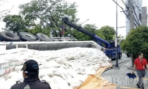 突发路况！满载面粉货车突发侧翻，马尼拉主干道直接被封