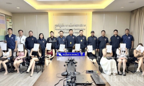 曼谷街头扫黄行动落地，十名越南籍女子当众揽客被抓！
