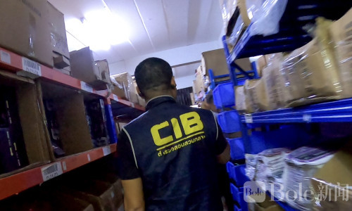 中国商人涉售假泰国品牌商品！泰警突袭仓库查扣184瓶