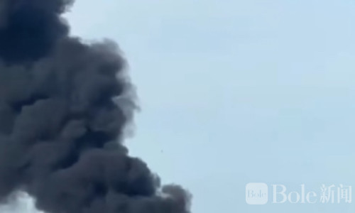 泰国北榄府垃圾场突发大火，当局紧急调派人员灭火