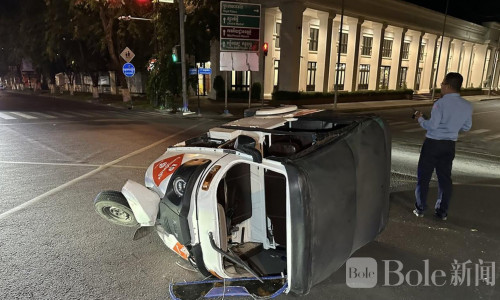 中国男子金边凌晨飙车撞翻车，逃逸未遂遭围堵
