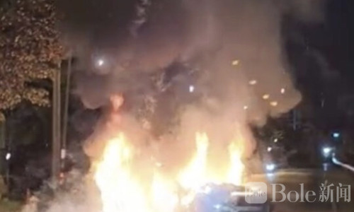 曼谷高速辅路两车相撞起火，奔驰被烧成空壳