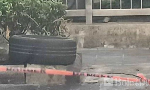 曼谷银行门前惊现MK2手榴弹，EOD紧急排爆现场封锁