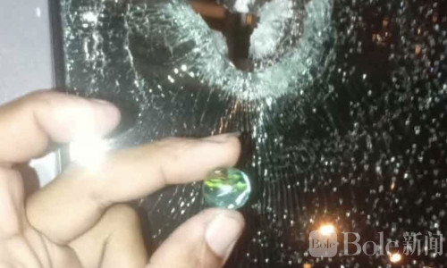 深夜行车惊魂！弹珠击穿车窗险酿致命事故