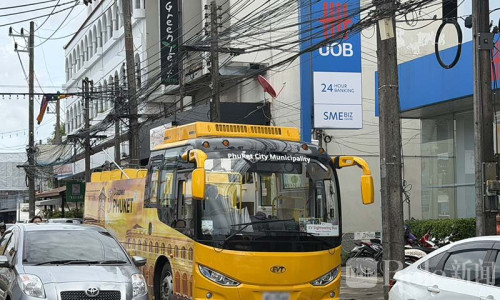 普吉观光电动巴士擦撞工程车，铁架坠落致4人受伤