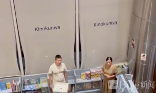 赶时间插队被拒！吉隆坡书店一中国男子当众跺脚躺地撒泼