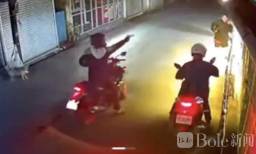 菲律宾持枪劫匪街头抢摩托，受害者目睹全过程不敢反抗！