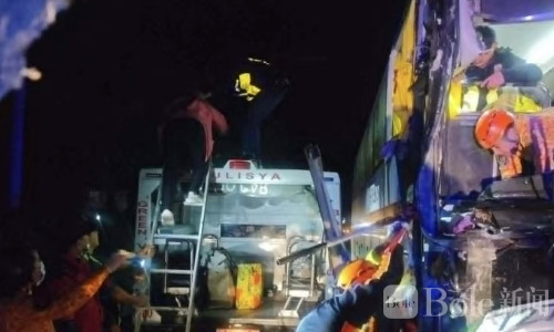 凌晨猛撞路边故障货车！巴士严重变形致1死6伤