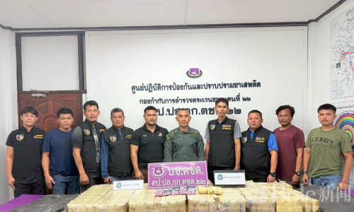 逃跑时直接丢包！泰国警方现场查获80万粒冰毒