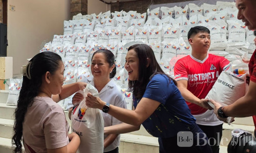1200人领取10公斤大米！菲律宾第一夫人现场发放援助