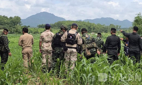 火光、浓烟、武装人员齐现身！泰缅边界三佛塔电诈园区被炸 