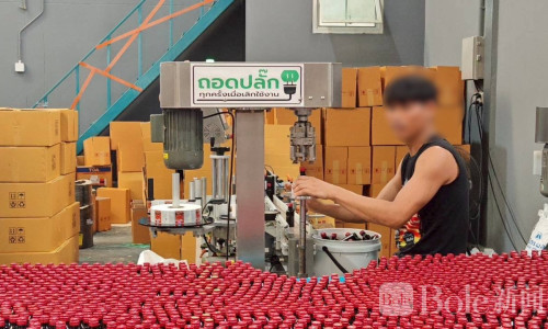 假药黑工厂曝光！泰国查获13.94万瓶涉案超3000万铢
