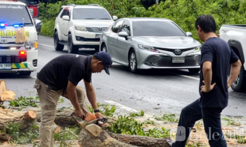 泰国暴雨引发道路中断！工作人员紧急抢通344号公路