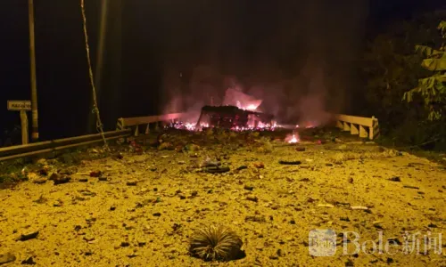 夜袭泰南公路！武装分子拦路焚烧货车，整车被烧成空壳