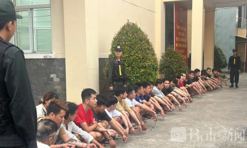 越南突击大扫毒：65人落网，缴获军火+10公斤冰毒