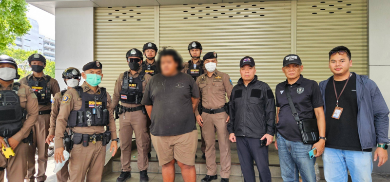 曼谷街头突发砍人案，流浪汉持刀袭击越南女子被捕