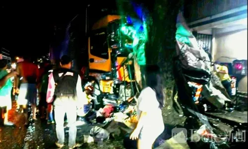 奎松车祸惨剧：货车冲入守灵现场致4死11伤
