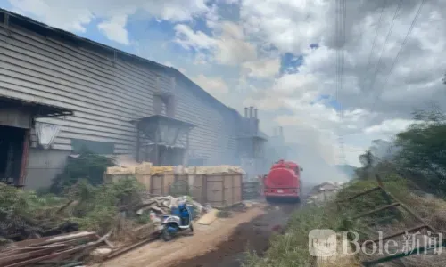 泰国呵叻突发工厂火情，A类固体可燃物囤积仓库