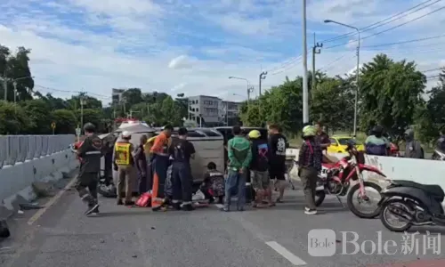 泰国皮卡弯道失控翻车，司机无脉搏救援人员紧急心肺复苏
