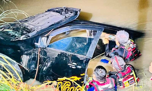 泰国深夜惊魂！福特SUV坠运河，男女子双双身亡