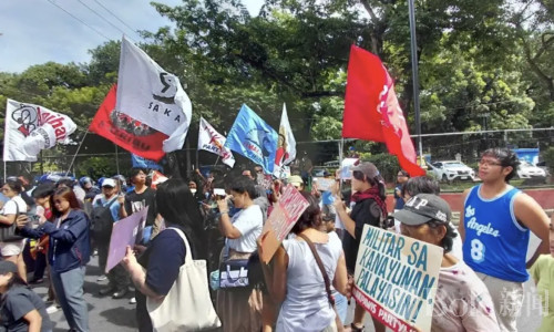 突发！马尼拉美国大使馆外爆发示威，部分道路封闭