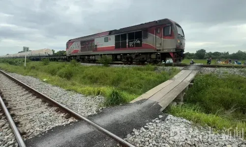 泰国69岁阿姨骑摩托穿越铁路，遭列车撞击当场身亡