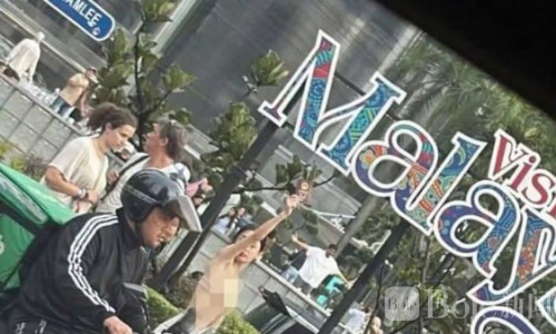 双子塔旁惊现一幕！中国女子脱衣举护照现场曝光