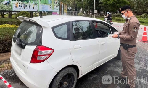 坐靠水泥块却已身亡！泰国50岁男子死亡现场疑点曝光