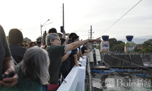 日本环保技术来助阵！菲律宾城市投“泥球”净化污染河道