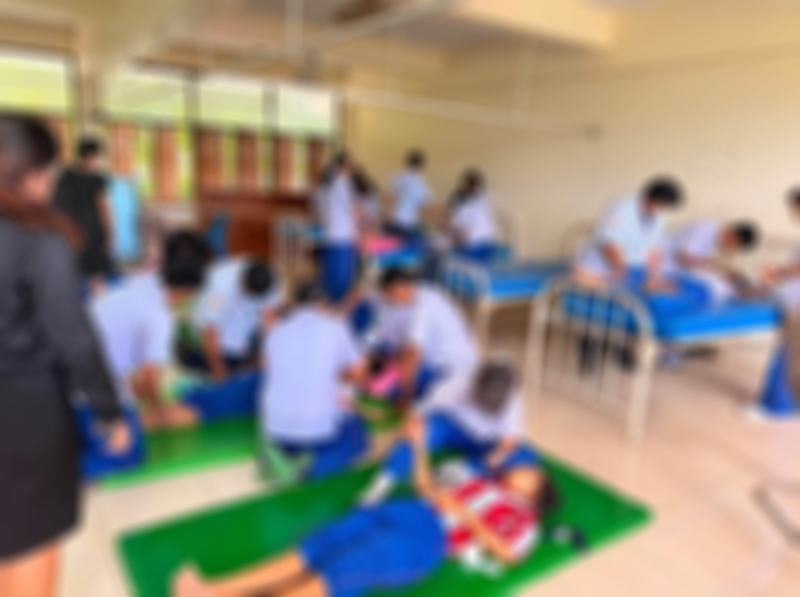 普吉学校突发意外，3名女学生同时胸闷呼吸异常送医