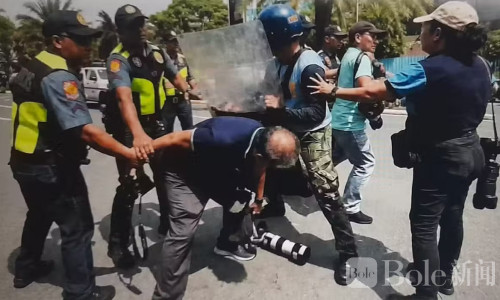 菲记者拍抗议现场遭警方阻拦？涉事警员或将被处分