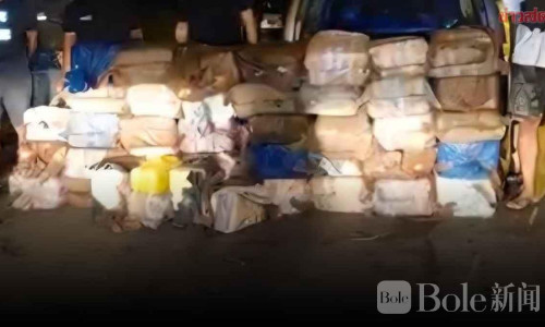 皮卡藏800万粒冰毒惊现泰国！嫌犯冲卡后弃车逃亡