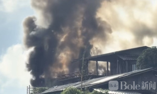 清迈山中古民宿突发大火，游客慌乱逃生损失惨重